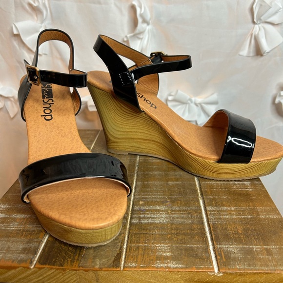 ShuShop Black Patented Midwedge Wedge - Picture 2 of 3